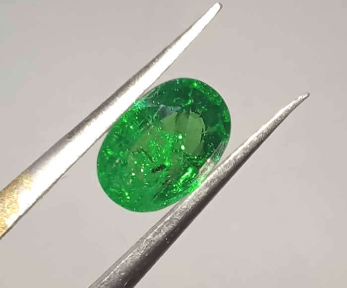 Tsavorite - Emerald Green Oval Facet - 0,94cts