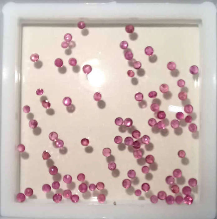 RUBY - Dazzling Round Facet Pigeon Blood Red - ±0,03cts each