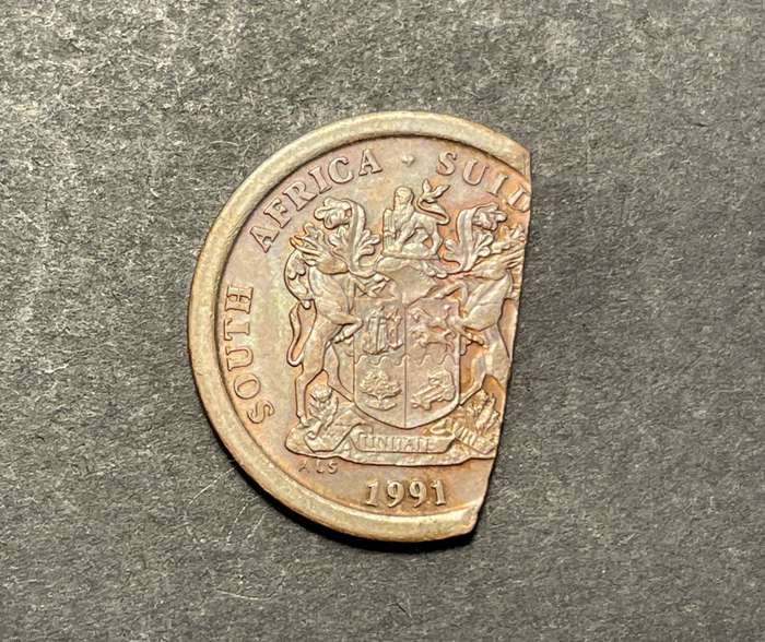 Rare error 1991 RSA 5 cent coin in AU+/UNC - Rare "straight clip" error (Almost 2cm across)