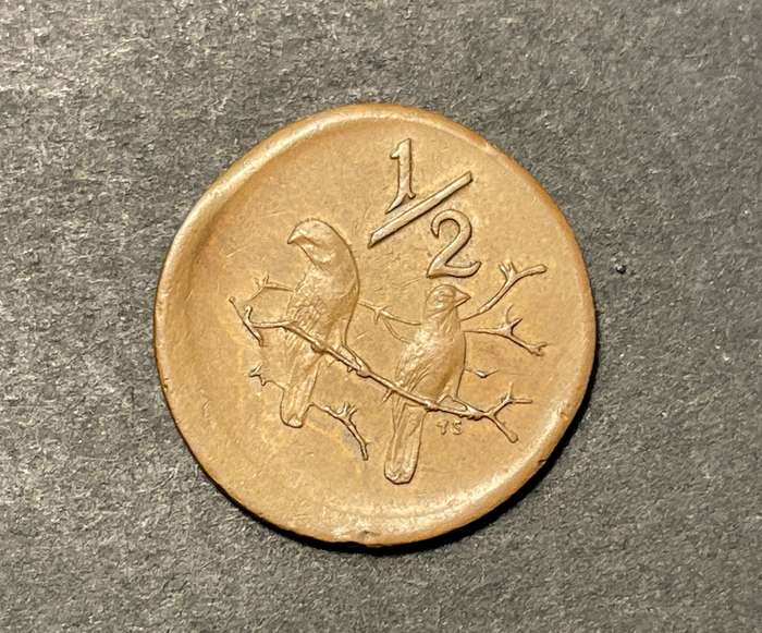 Rare 1970 "Broadstruck" error RSA 1/2 cent coin - The edge of the collar can be seen