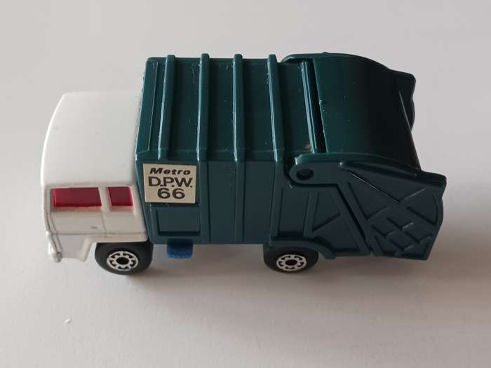 Matchbox Refuse Truck - Metro D.P.W. 66 ( like new condition )