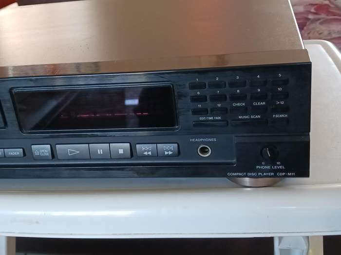 Sony CD Player CDP M11    ( in a good working condition.)