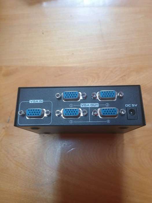 4-Port 200MHz VGA Splitter: