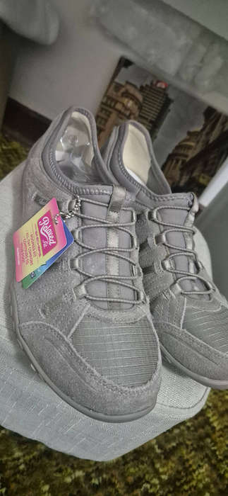 Skechers Women's Breathe-Easy-Days End Sneaker with Memory Foam -Brand new