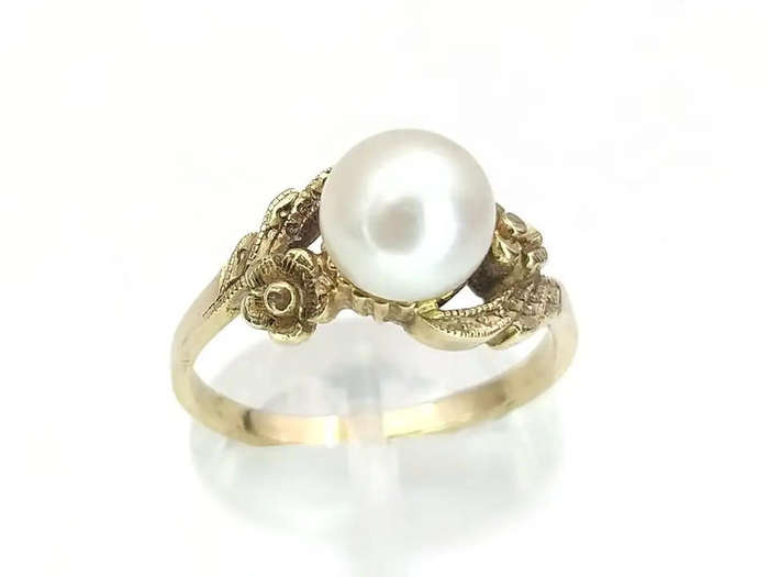 Elegant 9ct Gold & Pearl Ring