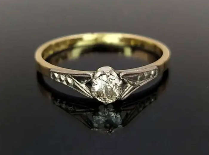 1930s Art Deco 18ct Gold, Platinum & Diamond Ring (0.20ct)