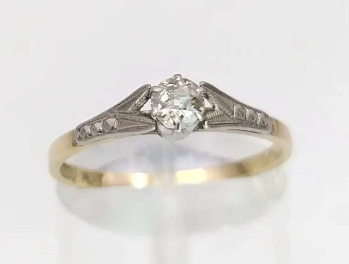 1930s Art Deco 18ct Gold, Platinum & Diamond Ring (0.20ct)
