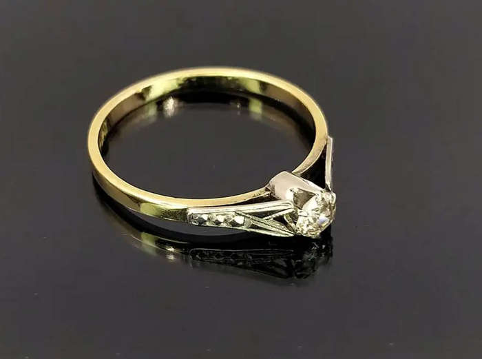 1930s Art Deco 18ct Gold, Platinum & Diamond Ring (0.20ct)