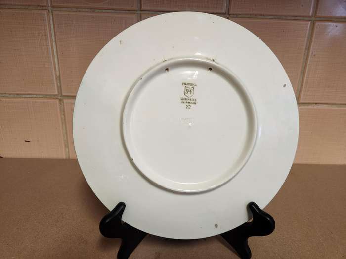 EARLY 20th CENTURY SCHRAMBERG MAJOLIKA PLATE