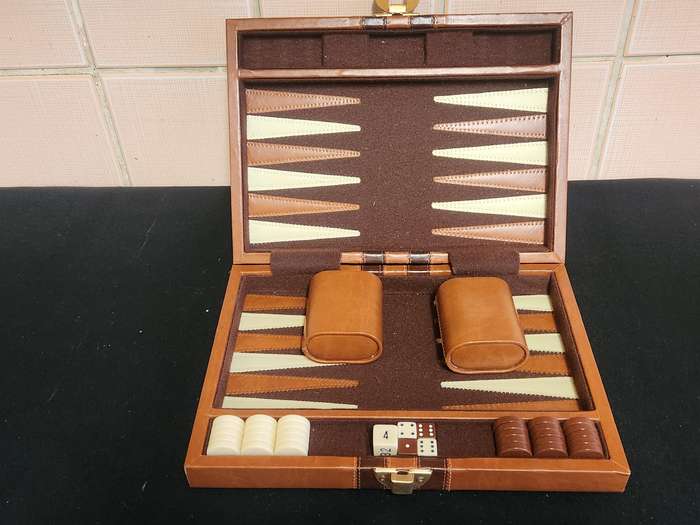 BACKGAMMON SET IN A LEATHER BOUND CASE WITH FELT LINING