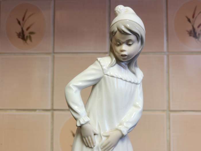 NAO BY LLADRO MADE IN SPAIN TALL LADY PORCELAIN FIGURINE - NO 2