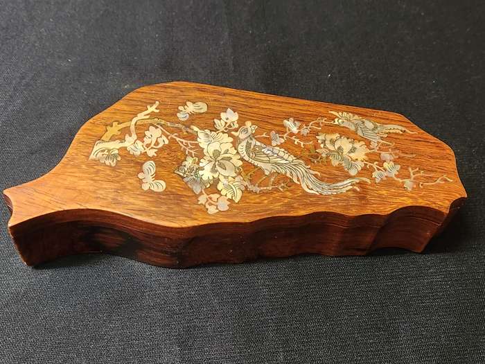 VINTAGE CHINESE MOTHER OF PEARL AND BRASS INLAY SEAL AND WAX BOX