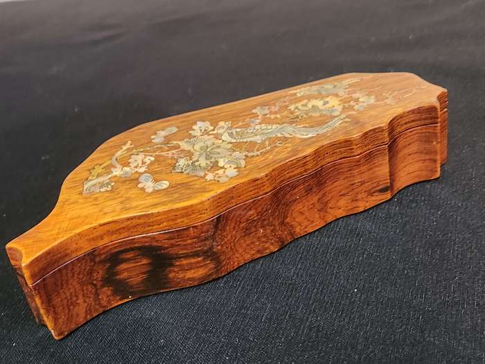 VINTAGE CHINESE MOTHER OF PEARL AND BRASS INLAY SEAL AND WAX BOX