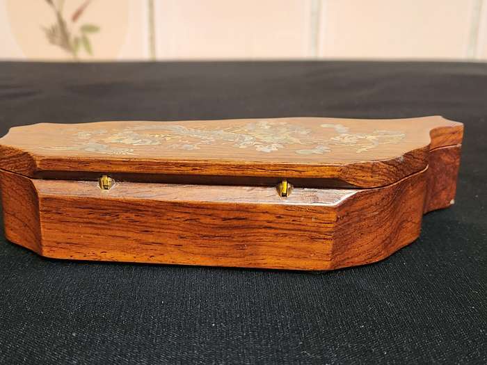 VINTAGE CHINESE MOTHER OF PEARL AND BRASS INLAY SEAL AND WAX BOX