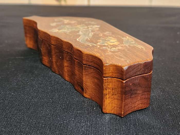 VINTAGE CHINESE MOTHER OF PEARL AND BRASS INLAY SEAL AND WAX BOX