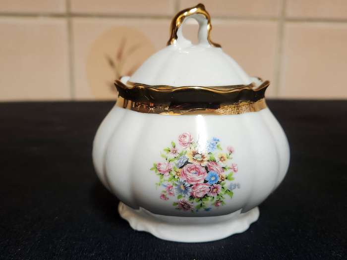 PORZELLAN  BAVARIA LIDDED SUGAR BOWL WITH A GILT AND FLORAL DESIGN