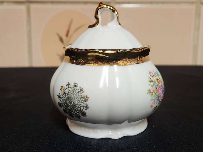 PORZELLAN  BAVARIA LIDDED SUGAR BOWL WITH A GILT AND FLORAL DESIGN