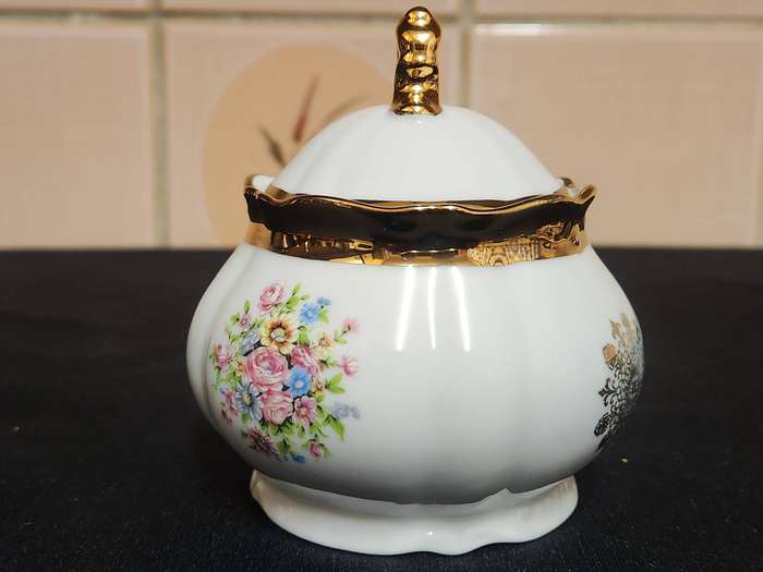 PORZELLAN  BAVARIA LIDDED SUGAR BOWL WITH A GILT AND FLORAL DESIGN