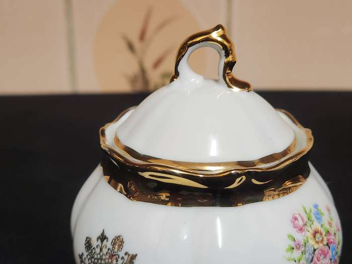 PORZELLAN  BAVARIA LIDDED SUGAR BOWL WITH A GILT AND FLORAL DESIGN