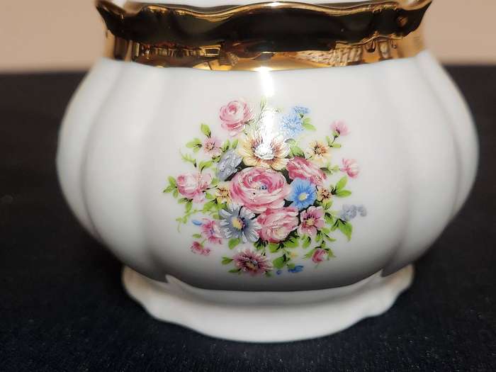 PORZELLAN  BAVARIA LIDDED SUGAR BOWL WITH A GILT AND FLORAL DESIGN