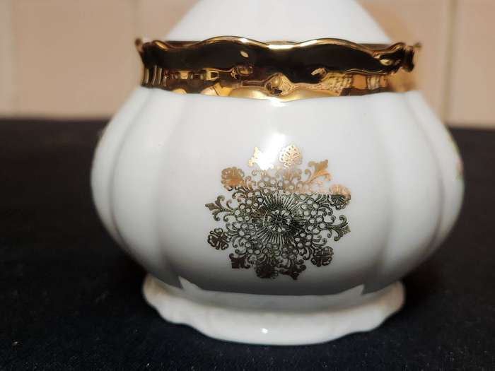 PORZELLAN  BAVARIA LIDDED SUGAR BOWL WITH A GILT AND FLORAL DESIGN