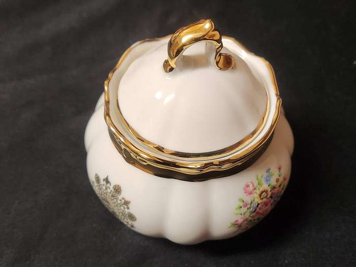 PORZELLAN  BAVARIA LIDDED SUGAR BOWL WITH A GILT AND FLORAL DESIGN