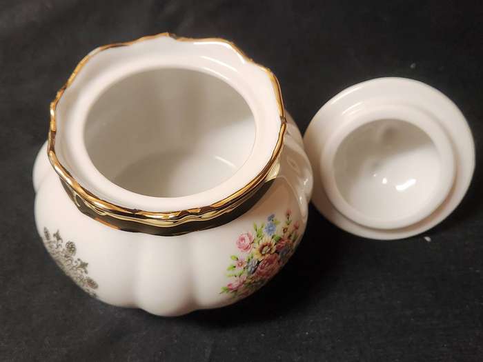 PORZELLAN  BAVARIA LIDDED SUGAR BOWL WITH A GILT AND FLORAL DESIGN