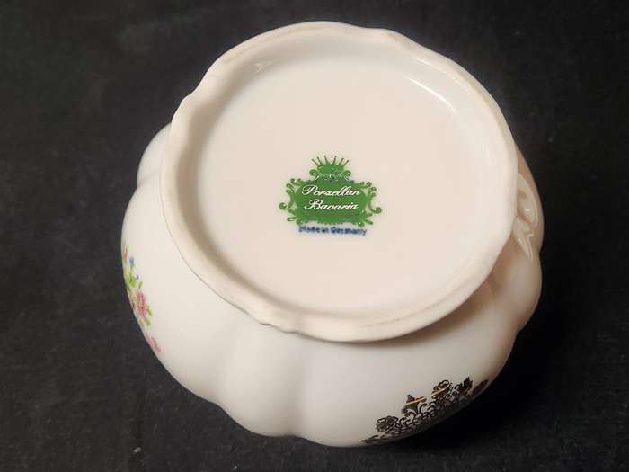 PORZELLAN  BAVARIA LIDDED SUGAR BOWL WITH A GILT AND FLORAL DESIGN