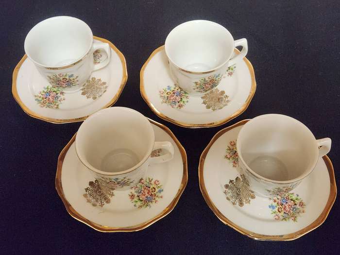 FOUR STUNNING PORZELLAN  BAVARIA DEMITASSE CUPS AND SAUCERS