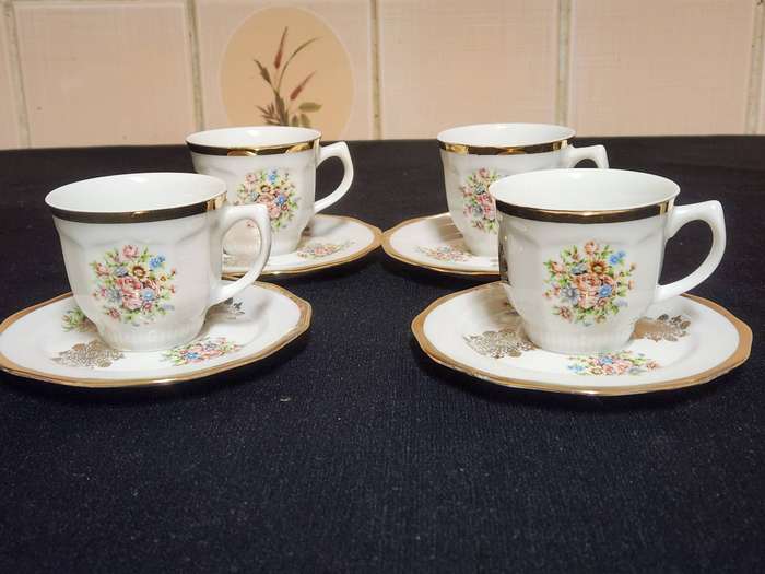 FOUR STUNNING PORZELLAN  BAVARIA DEMITASSE CUPS AND SAUCERS