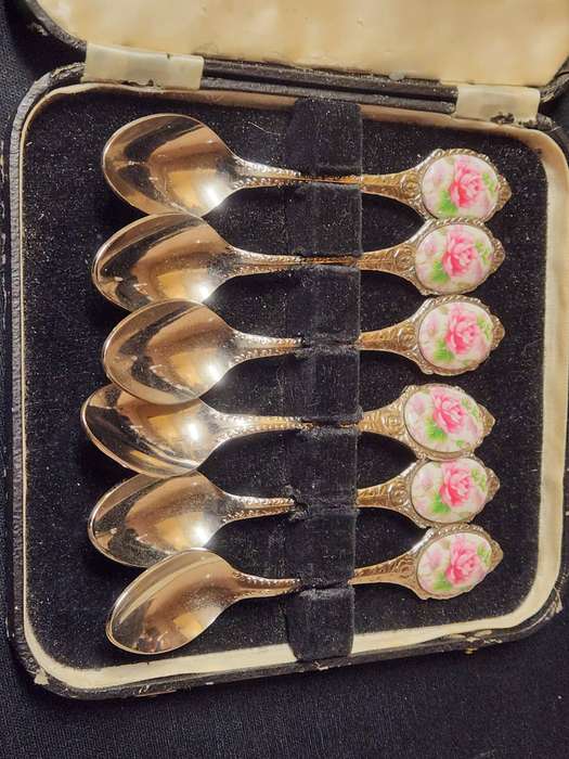 BEAUTIFUL SET OF SIX JAPAN STAINLESS FLORAL MOTIF TEA SPOONS