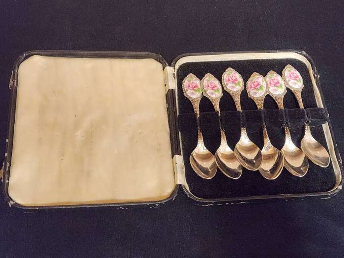 BEAUTIFUL SET OF SIX JAPAN STAINLESS FLORAL MOTIF TEA SPOONS