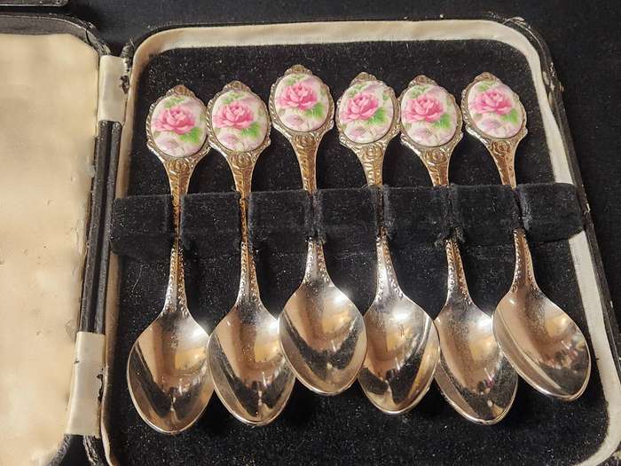 BEAUTIFUL SET OF SIX JAPAN STAINLESS FLORAL MOTIF TEA SPOONS