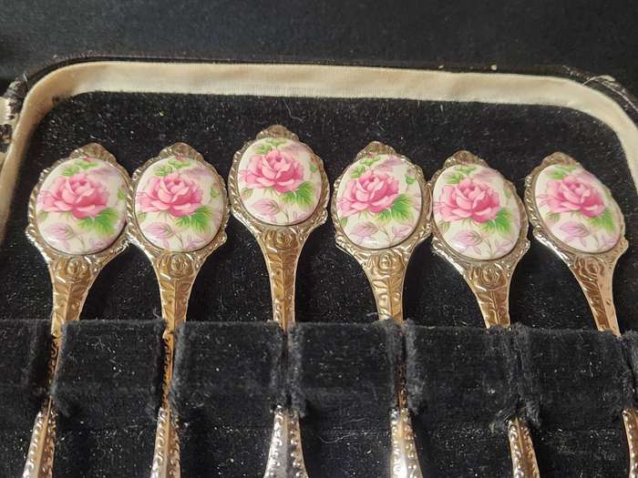 BEAUTIFUL SET OF SIX JAPAN STAINLESS FLORAL MOTIF TEA SPOONS