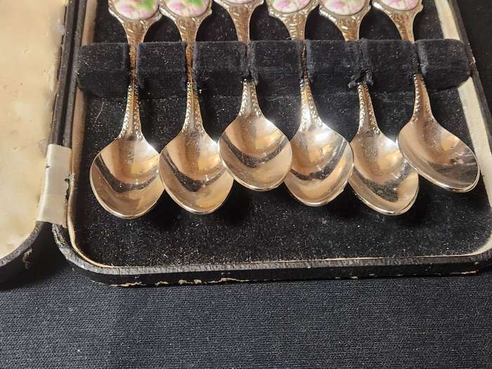 BEAUTIFUL SET OF SIX JAPAN STAINLESS FLORAL MOTIF TEA SPOONS