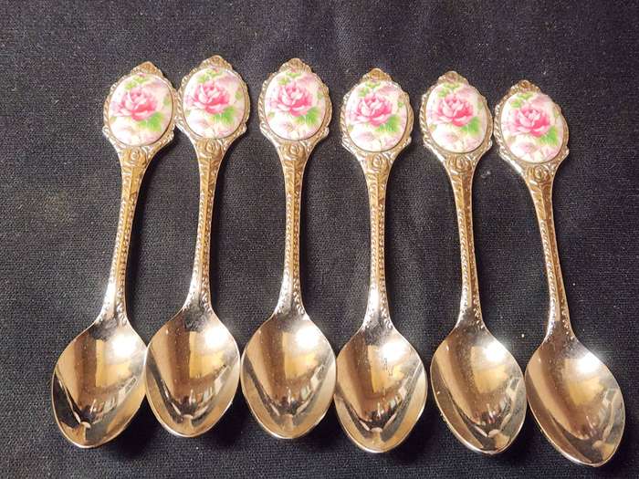 BEAUTIFUL SET OF SIX JAPAN STAINLESS FLORAL MOTIF TEA SPOONS