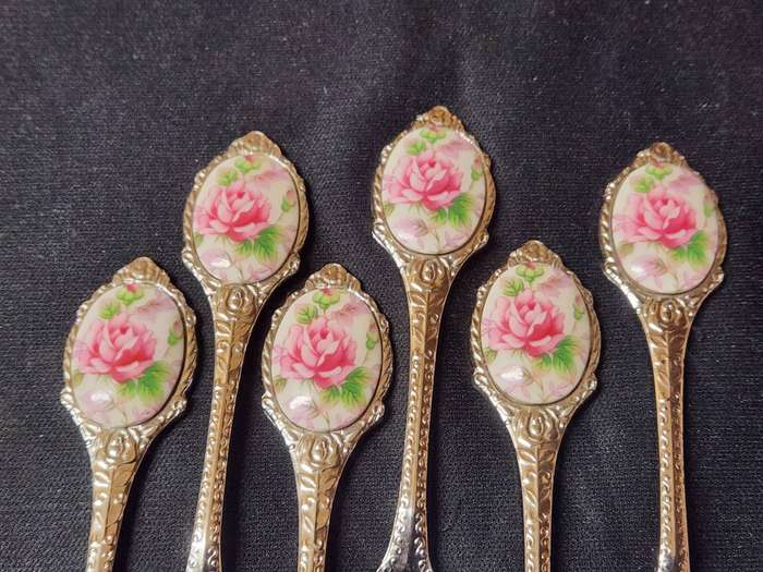 BEAUTIFUL SET OF SIX JAPAN STAINLESS FLORAL MOTIF TEA SPOONS