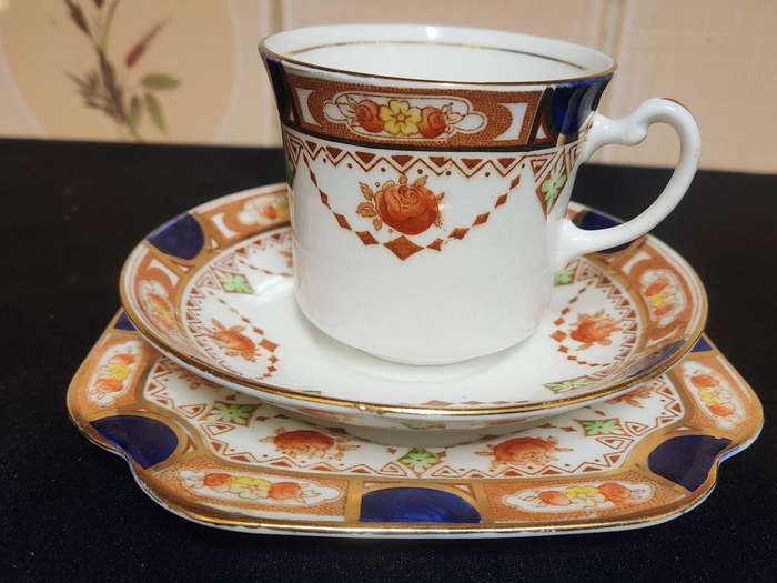 PAIR OF ROYAL VALE COLCLOUGH IMARI STYLE BONE CHINA TEA TRIOS