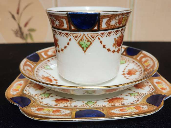 PAIR OF ROYAL VALE COLCLOUGH IMARI STYLE BONE CHINA TEA TRIOS