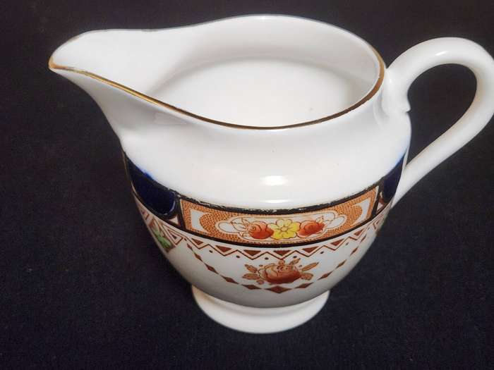 VINTAGE ROYAL VALE COLCLOUGH IMARI STYLE BONE CHINA CREAMER AND SUGAR BOWL