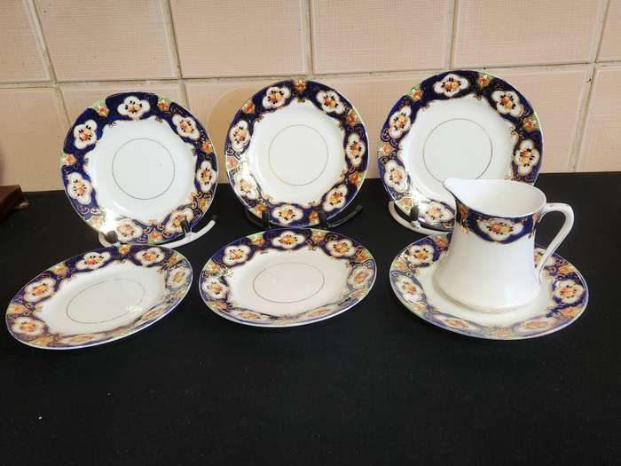 ANTIQUE 1927-1935 ROYAL ALBERT CROWN CHINA CREAMER AND SIX SIDE PLATES