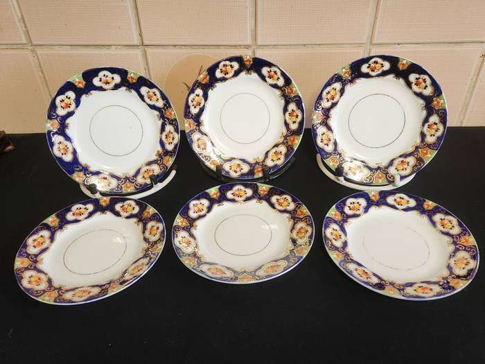 ANTIQUE 1927-1935 ROYAL ALBERT CROWN CHINA CREAMER AND SIX SIDE PLATES