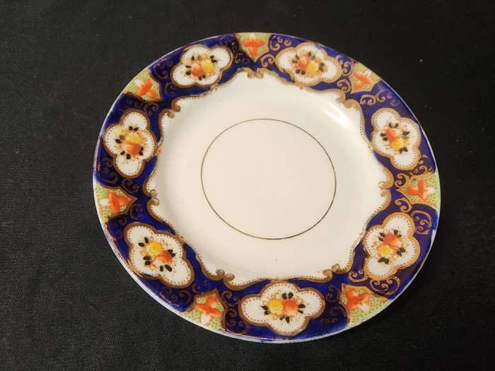 ANTIQUE 1927-1935 ROYAL ALBERT CROWN CHINA CREAMER AND SIX SIDE PLATES