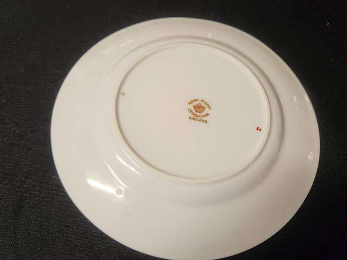 ANTIQUE 1927-1935 ROYAL ALBERT CROWN CHINA CREAMER AND SIX SIDE PLATES