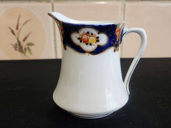 ANTIQUE 1927-1935 ROYAL ALBERT CROWN CHINA CREAMER AND SIX SIDE PLATES