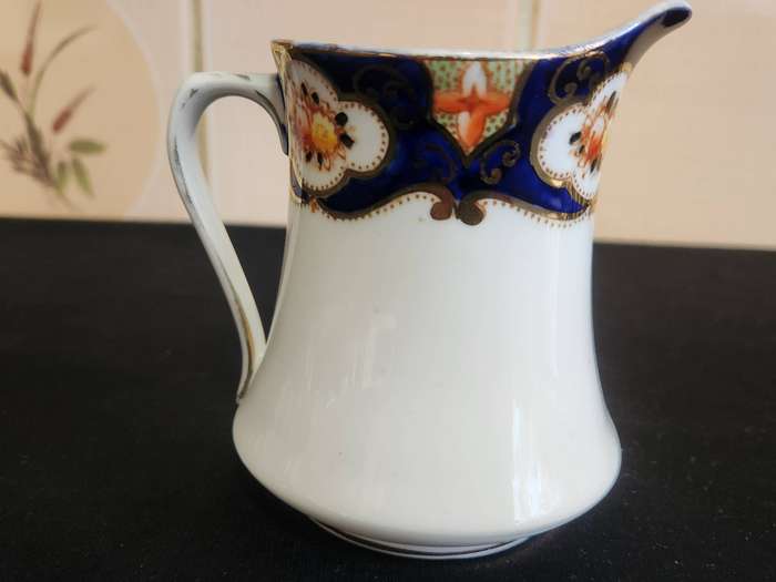 ANTIQUE 1927-1935 ROYAL ALBERT CROWN CHINA CREAMER AND SIX SIDE PLATES