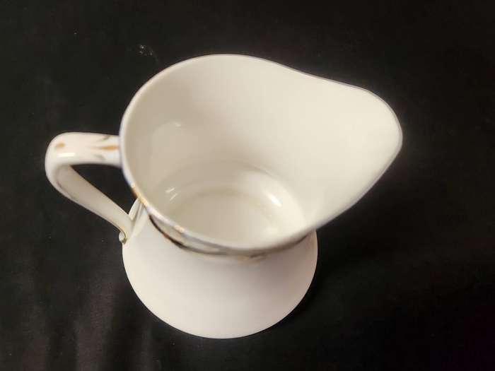 ANTIQUE 1927-1935 ROYAL ALBERT CROWN CHINA CREAMER AND SIX SIDE PLATES