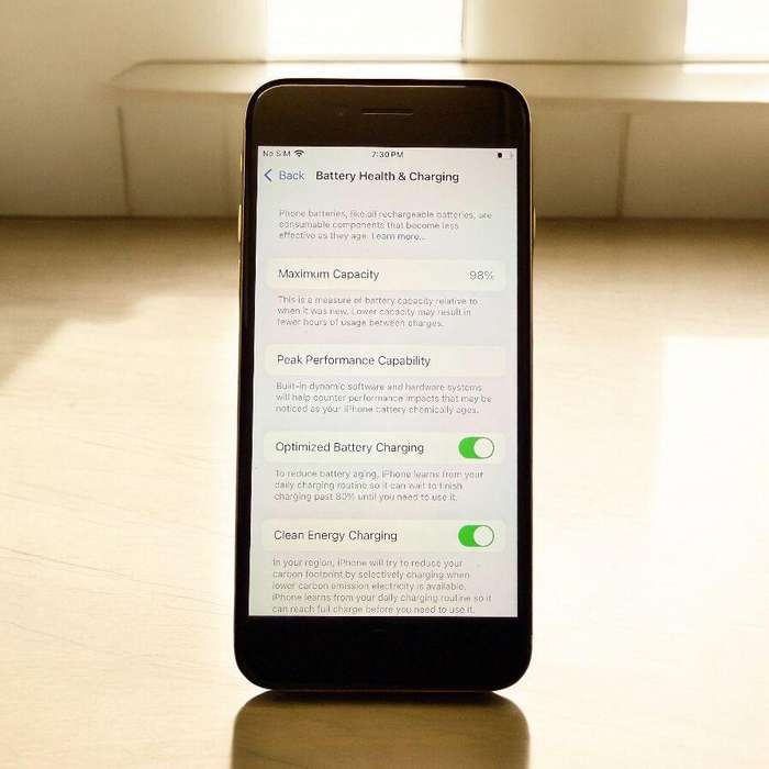 I Phone Se 3rd Gen 64Gb 98% Batt Health Mint Condition