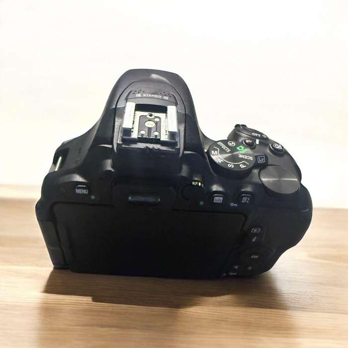 Nikon D5500 DSLR camera with 18-105mm Lens mint condition.