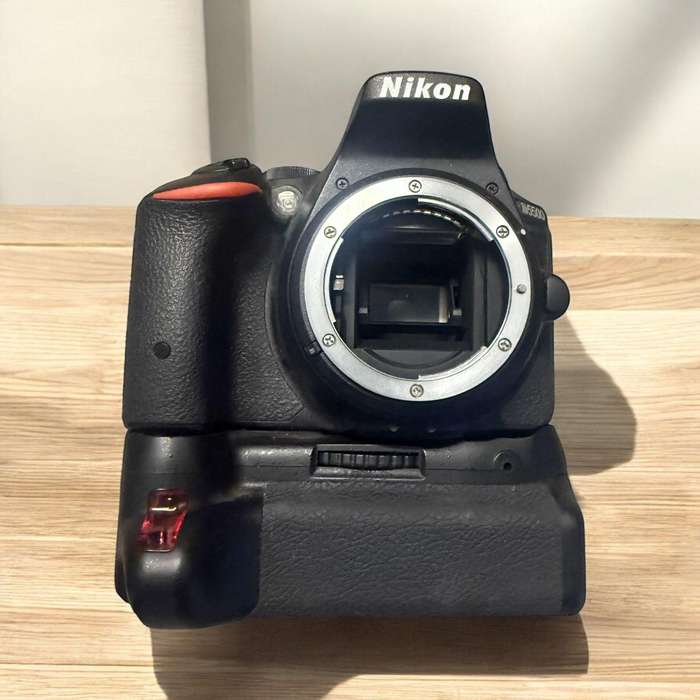 Nikon D5500 DSLR camera with 18-105mm Lens mint condition.